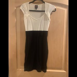 2Bebe White/Black Bodycon Dress M